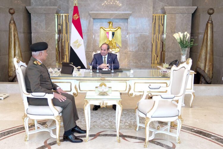 السيسي يبحث مع وزير الدفاع جهود القوات المسلحة في حماية حدود الدولة 2025