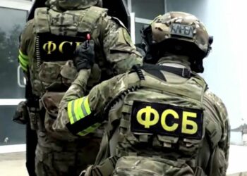 روسيا تعتقل أبًا وابنته بتهمة التجسس وجمع معلومات عن الجيش والتخطيط للقتال في أوكرانيا 3 روسيا تعتقل أبًا وابنته بتهمة التجسس وجمع معلومات عن الجيش والتخطيط للقتال في أوكرانيا 2025