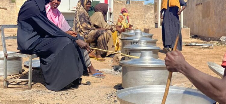 5 آلاف نازح في نيالا يواجهون المجاعة والمصير المجهول بعد توقف "7 مطابخ مجانية" لنفاد التمويل 1 5 آلاف نازح في نيالا يواجهون المجاعة والمصير المجهول بعد توقف "7 مطابخ مجانية" لنفاد التمويل 2025