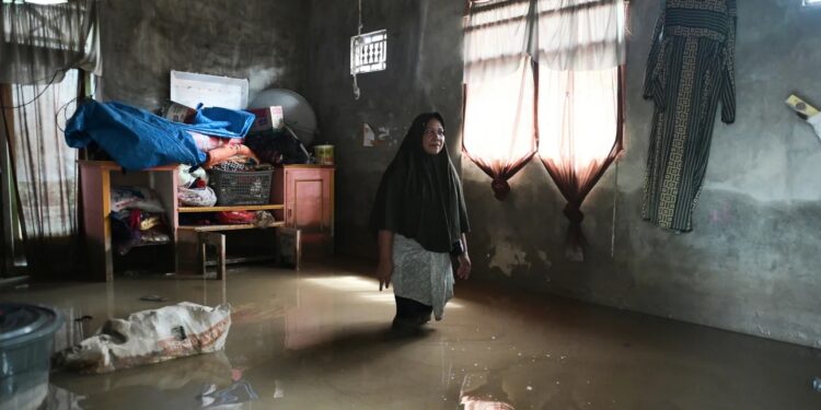 نزوح أكثر من 570 ألف شخص في إندونيسيا جراء الفيضانات 2026