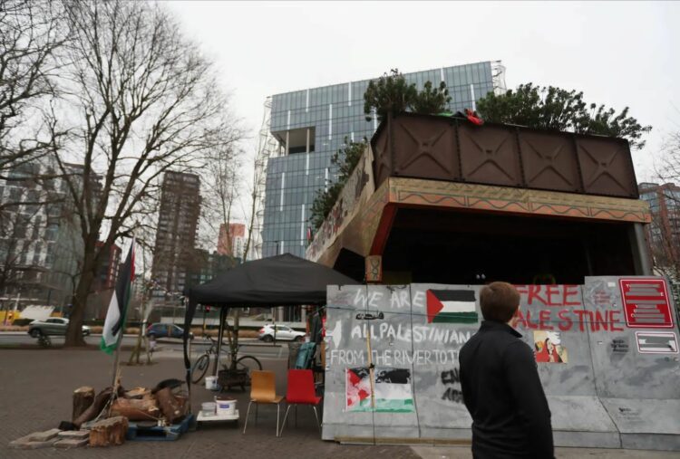 سلسلة من الاعتداءات على السفارات فى بريطانيا : اعتداء على سفارة فلسطين بلندن وأعمال تخريبيه وملصقات مؤيدة لإسرائيل 2025