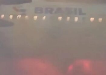 ذعر على متن طائرة في البرازيل.. النيران تشتعل في "إيرباص A320" قبل الإقلاع بـ 180 راكباً "فيديو" 2025