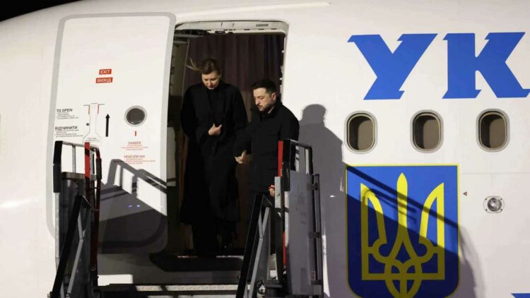 محاولة اعتراض أم اختبار أمني؟ 4 مسيّرات تطارد طائرة زيلينسكي في أيرلندا 2025