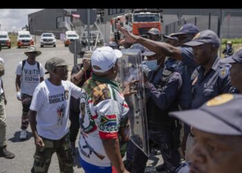 جنوب أفريقيا : احتجاجات معادية للأجانب وللمهاجرين تمنع وصولهم إلى المستشفيات والمحكمة تتدخل 2025