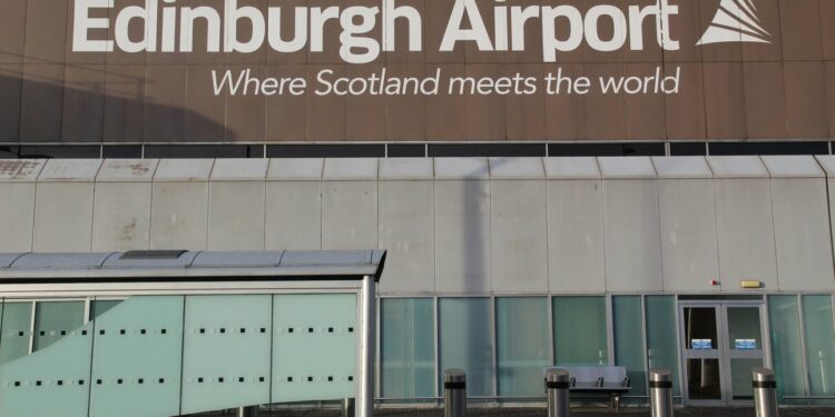 مطار إدنبرة يعلق جميع الرحلات الجوية.. أعرف القصة 2026