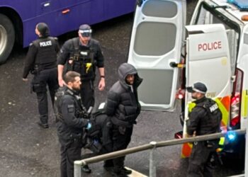 عملية أمنية في مطار هيثرو بلندن: الشرطة تقتحم مبنى الركاب 3 "فيديو" 9 عملية أمنية في مطار هيثرو بلندن: الشرطة تقتحم مبنى الركاب 3 "فيديو" 2025