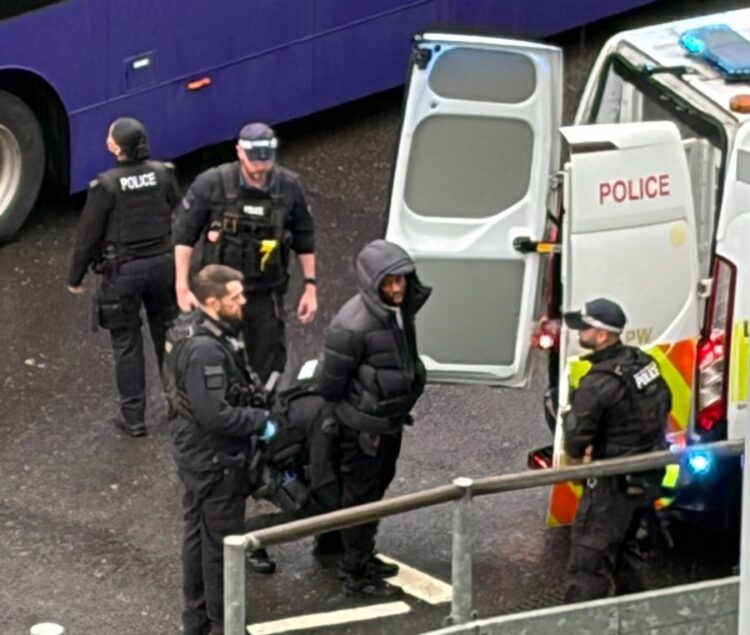 عملية أمنية في مطار هيثرو بلندن: الشرطة تقتحم مبنى الركاب 3 "فيديو" 1 عملية أمنية في مطار هيثرو بلندن: الشرطة تقتحم مبنى الركاب 3 "فيديو" 2025