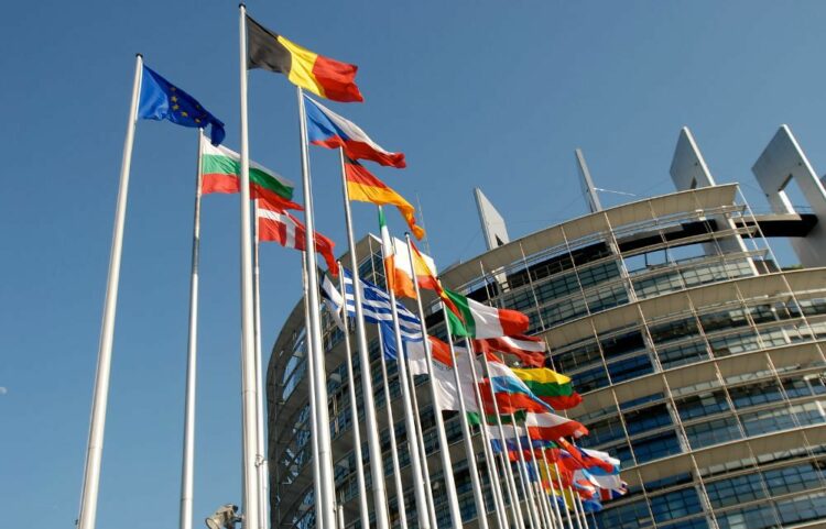 فايننشال تايمز: خطة أوروبا لاستخدام الأصول الروسية المجمّدة لتمويل أوكرانيا تهدد مكانة اليورو عالميًا 1 فايننشال تايمز: خطة أوروبا لاستخدام الأصول الروسية المجمّدة لتمويل أوكرانيا تهدد مكانة اليورو عالميًا 2025