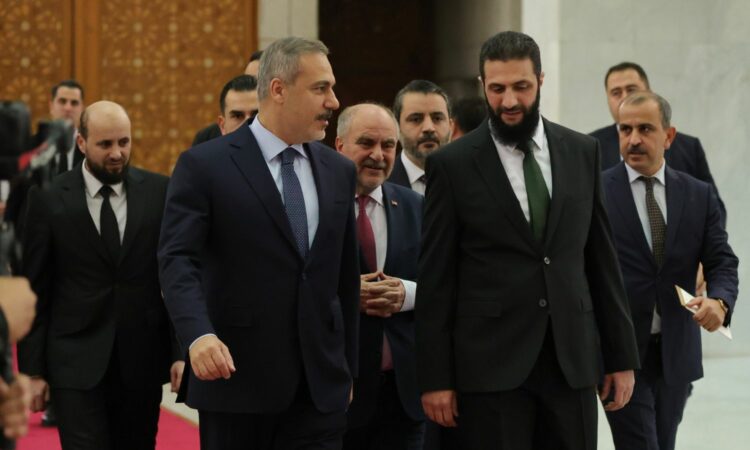 من خطاب الشرع إلى أوجلان وفيدان: ثلاث رسائل تعيد رسم قواعد اللعبة في سوريا 1 من خطاب الشرع إلى أوجلان وفيدان: ثلاث رسائل تعيد رسم قواعد اللعبة في سوريا 2025