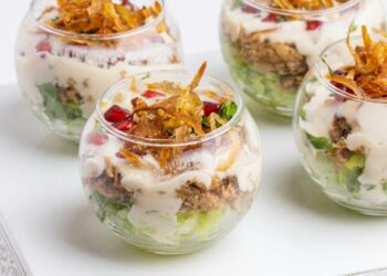 لمسة منعشة على مائدة رأس السنة 2026: طريقة تحضير "سلطة احتفالية" بصلصة الزبادي وسمك السلمون 2025