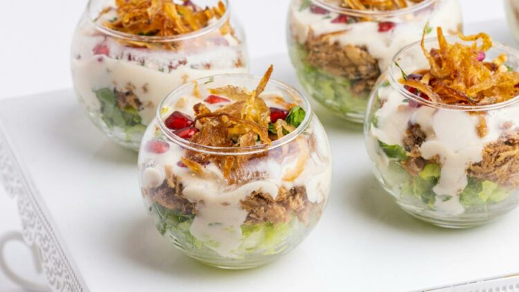 لمسة منعشة على مائدة رأس السنة 2026: طريقة تحضير "سلطة احتفالية" بصلصة الزبادي وسمك السلمون 2025