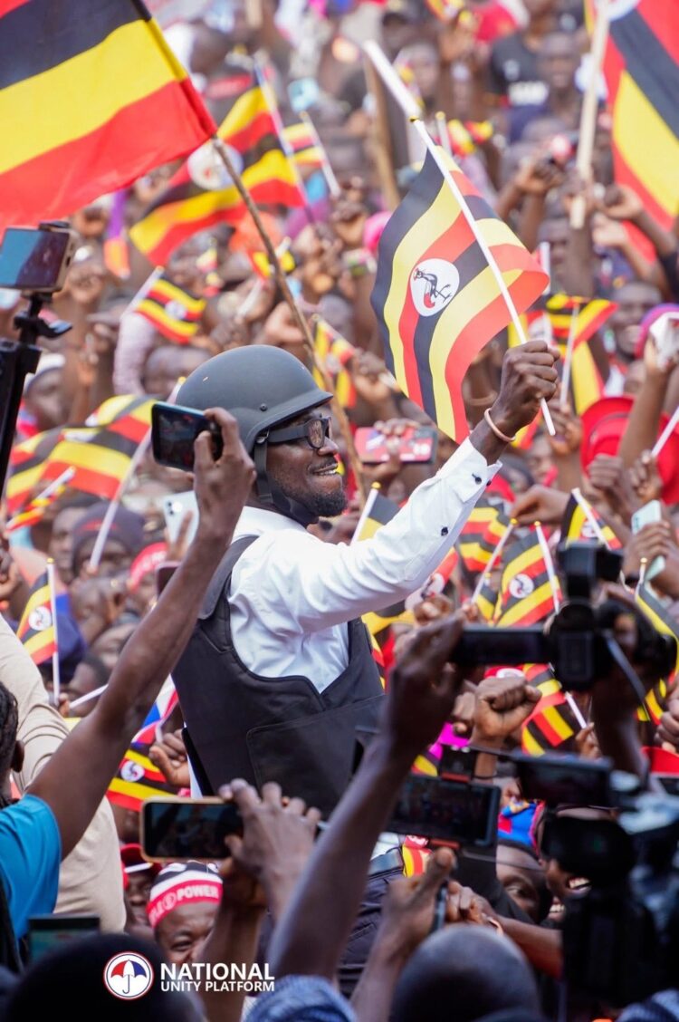 أوغندا: بوبي واين يتعرض للاعتداء من قوات الأمن خلال حملته الانتخابية"فيديو" 2025