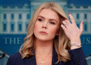 "شفاه الرشاش الصغير": ترامب يتغزل بـ شفاه المتحدثة باسم البيت الأبيض "فيديو" 2025