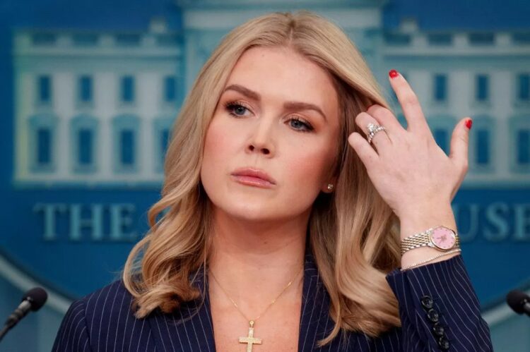 "شفاه الرشاش الصغير": ترامب يتغزل بـ شفاه المتحدثة باسم البيت الأبيض "فيديو" 2025