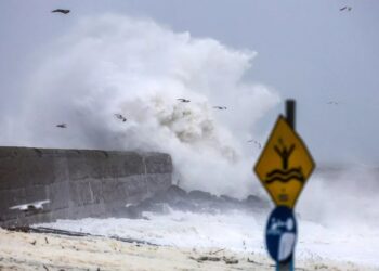 شلل في أيرلندا: العاصفة "برام" تغلق المدارس وتتسبب بانقطاع الكهرباء عن عشرات الآلاف 2 شلل في أيرلندا: العاصفة "برام" تغلق المدارس وتتسبب بانقطاع الكهرباء عن عشرات الآلاف 2025