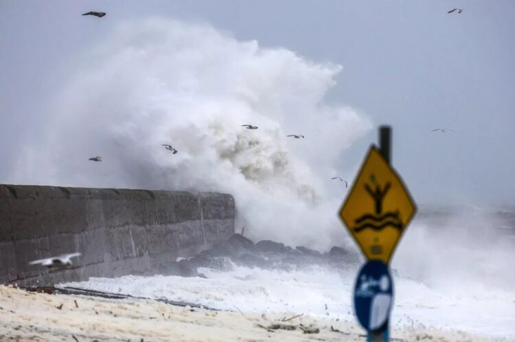 شلل في أيرلندا: العاصفة "برام" تغلق المدارس وتتسبب بانقطاع الكهرباء عن عشرات الآلاف 1 شلل في أيرلندا: العاصفة "برام" تغلق المدارس وتتسبب بانقطاع الكهرباء عن عشرات الآلاف 2025