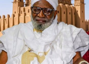 وداع "الإمام الإنترنتي": تمبكتو تشيّع الشيخ السيوطي الذي رفض الخضوع للمتطرفين وحمى التراث 2025