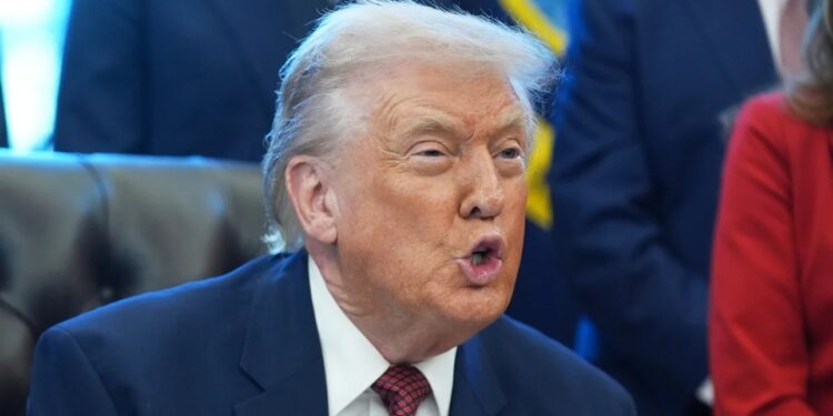 ترامب يقرّ بصعوبة احتفاظ الجمهوريين بالكونغرس: "لا أعرف متى ستؤتي أموالي ثمارها" 1 ترامب يقرّ بصعوبة احتفاظ الجمهوريين بالكونغرس: "لا أعرف متى ستؤتي أموالي ثمارها" 2025