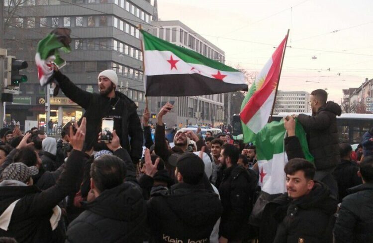 ألمانيا تطرد اللاجئين السوريين ،،هل تكرر ألمانيا تجربة الأتراك مع السوريين ؟ 1 ألمانيا تطرد اللاجئين السوريين ،،هل تكرر ألمانيا تجربة الأتراك مع السوريين ؟ 2025