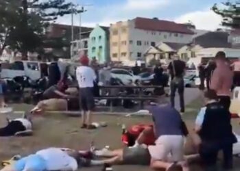 إطلاق نار جماعي يستهدف احتفالًا للجالية اليهودية في سيدني "فيديو" 2 إطلاق نار جماعي يستهدف احتفالًا للجالية اليهودية في سيدني "فيديو" 2025