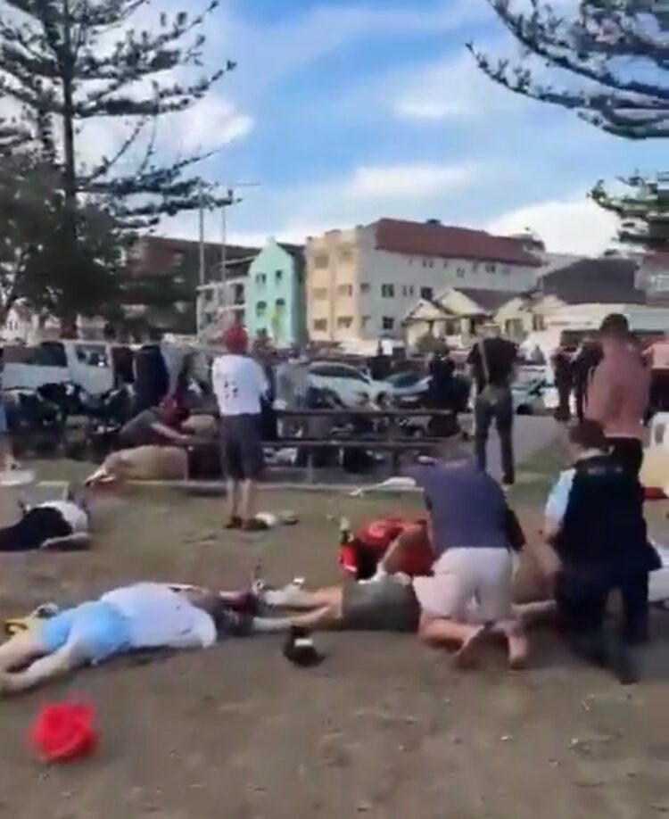 إطلاق نار جماعي يستهدف احتفالًا للجالية اليهودية في سيدني "فيديو" 1 إطلاق نار جماعي يستهدف احتفالًا للجالية اليهودية في سيدني "فيديو" 2025