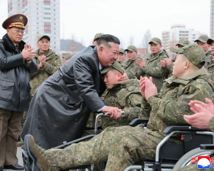 كوريا الشمالية: كيم جونغ أون يثني على جنوده بعد مهمة تطهير الألغام في روسيا 1 كوريا الشمالية: كيم جونغ أون يثني على جنوده بعد مهمة تطهير الألغام في روسيا 2025