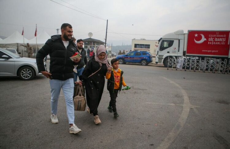 تركيا تنهي عمليًا نظام الحماية المؤقتة وتفرض مسارًا جديدًا لإقامة السوريين 1 تركيا تنهي عمليًا نظام الحماية المؤقتة وتفرض مسارًا جديدًا لإقامة السوريين 2025