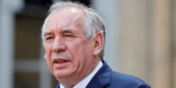 رئيس الوزراء الفرنسي السابق فرانسوا بايرو يُنقل للمستشفى بعد تدهور حالته بسبب الإنفلونزا 2025