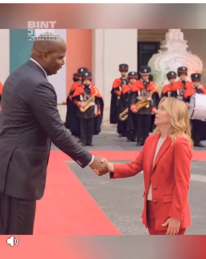 46 سم فرقاً في روما: فارق الطول بين ميلوني ورئيس موزمبيق يشعل السوشيال ميديا "فيديو" 1 46 سم فرقاً في روما: فارق الطول بين ميلوني ورئيس موزمبيق يشعل السوشيال ميديا "فيديو" 2025