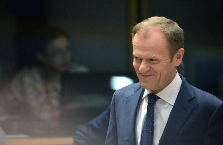 رئيس وزراء بولندا دونالد توسك: دول الناتو القريبة من حدود روسيا تسعى لزيادة التمويل العسكري من الاتحاد الأوروبي 2025