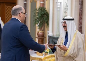 الشيخ مشعل الأحمد يتسلم أوراق اعتماد السفير المصري الجديد لدى الكويت محمد جابر أبو الوفا 2025