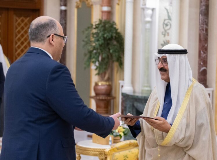 الشيخ مشعل الأحمد يتسلم أوراق اعتماد السفير المصري الجديد لدى الكويت محمد جابر أبو الوفا 2025