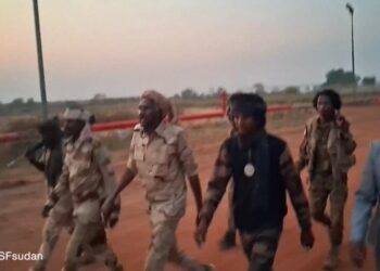 رسالة من قلب "هجليج".. عبد الرحيم دقلو يظهر في أكبر حقول النفط ويوجه رسالة للبرهان "فيديو" 3 رسالة من قلب "هجليج".. عبد الرحيم دقلو يظهر في أكبر حقول النفط ويوجه رسالة للبرهان "فيديو" 2025