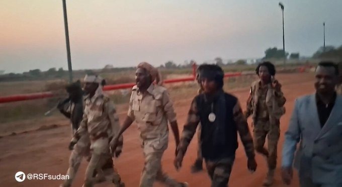 رسالة من قلب "هجليج".. عبد الرحيم دقلو يظهر في أكبر حقول النفط ويوجه رسالة للبرهان "فيديو" 1 رسالة من قلب "هجليج".. عبد الرحيم دقلو يظهر في أكبر حقول النفط ويوجه رسالة للبرهان "فيديو" 2025