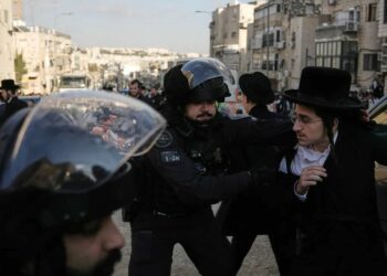 مئات المستوطنين يقتحمون الأقصى والشرطة تُصدم بمواجهات الحريديم العنيفة 2025