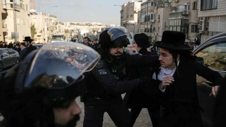 مئات المستوطنين يقتحمون الأقصى والشرطة تُصدم بمواجهات الحريديم العنيفة 1 مئات المستوطنين يقتحمون الأقصى والشرطة تُصدم بمواجهات الحريديم العنيفة 2025