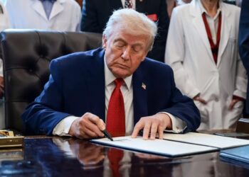 نهاية "الحلم الأمريكي" بالبطاقة الخضراء.. ترامب يغلق باب "اللوتري" لدواعٍ أمنية 2025