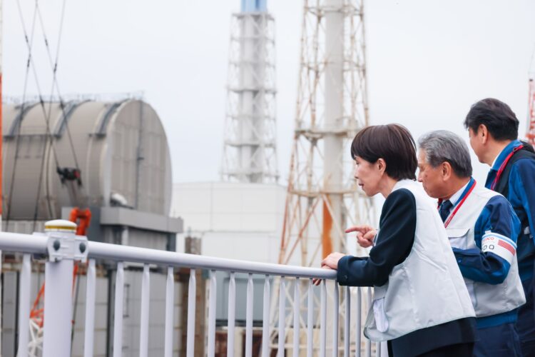 زلزال سياسي في طوكيو: المعارضة تطالب بإقالة "كبير مستشاري" تاكايتشي بعد دعوته لامتلاك اليابان أسلحة نووية 2025