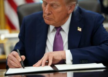 ترامب يصدق على قانون تفويض الدفاع 2026 ورفع عقوبات “قيصر” عن سوريا 2025