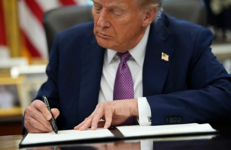 ترامب يصدق على قانون تفويض الدفاع 2026 ورفع عقوبات “قيصر” عن سوريا 2025