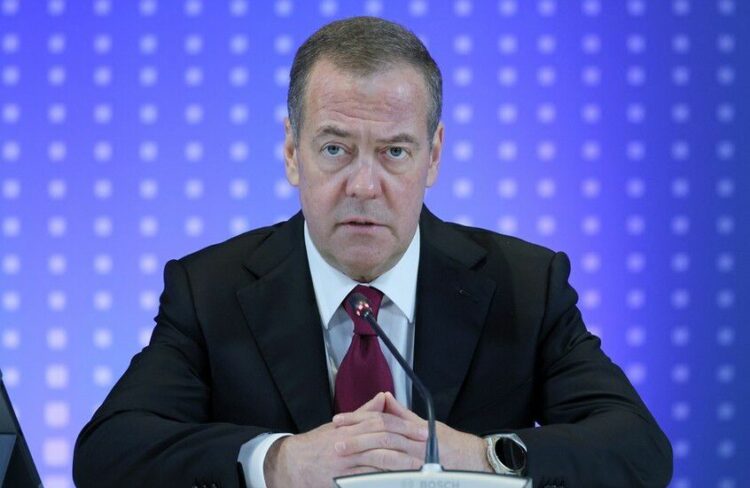 مدفيديف يهاجم قمة الاتحاد الأوروبي ويصفها بـ “قمة اللصوص” ويكشف خبايا النزاعات الأوروبية–الأمريكية 2025