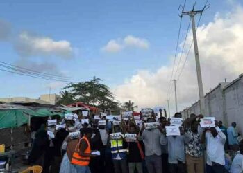 مطار مقديشو تحت الحصار العمالي.. إضراب شامل ضد "المقاول التركي" واتهامات بعبودية القرن الـ21 9 مطار مقديشو تحت الحصار العمالي.. إضراب شامل ضد "المقاول التركي" واتهامات بعبودية القرن الـ21 2025