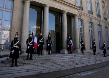 فضيحة كؤوس الشمبانيا.. كيف نهب موظفو قصر الإليزيه واللوفر كنوز فرنسا التاريخية؟ 2025