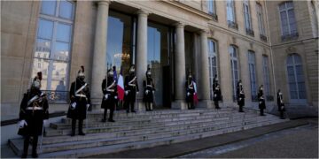 فضيحة كؤوس الشمبانيا.. كيف نهب موظفو قصر الإليزيه واللوفر كنوز فرنسا التاريخية؟ 2025