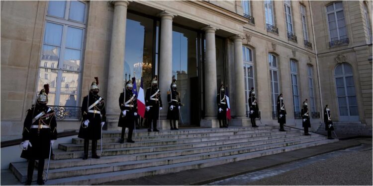 فضيحة كؤوس الشمبانيا.. كيف نهب موظفو قصر الإليزيه واللوفر كنوز فرنسا التاريخية؟ 2025