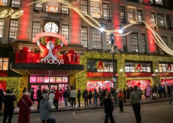 كيف تحمى محفظتك من الإسراف وتستمتع بالاحتفالات :نصائح لموسم أعياد ٢٠٢٦ 2025