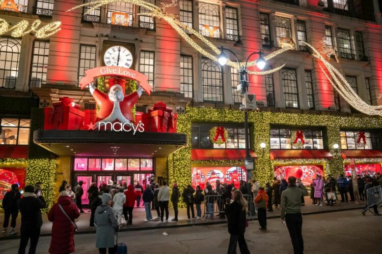 كيف تحمى محفظتك من الإسراف وتستمتع بالاحتفالات :نصائح لموسم أعياد ٢٠٢٦ 2025