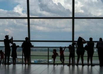 تهجير الفلسطينيين من غزة مقابل آلاف الدولارات: المخطط السري يسيطر على حياة المدنيين 2025