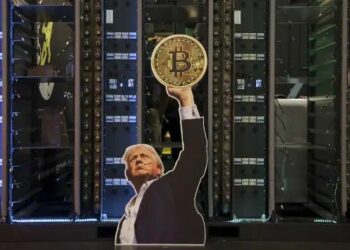 ترامب يضارب بالعملات المشفرة ويجعل "البيتكوين" رسمياً جزءًا من الاقتصاد الأميركي والخبرات يحذرون 2025