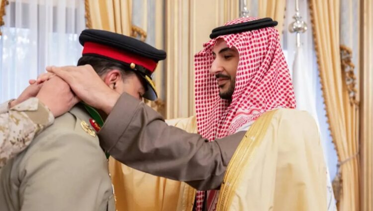السعودية تمنح قائد الجيش الباكستاني وسام الملك عبد العزيز من الدرجة الممتازة 2025